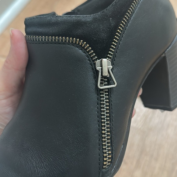 CLARKS | Araya Morgan Black Leather Ankle Boots - Picture 4 of 10